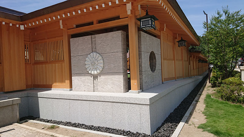 新潟県護国神社神紋　ミヤンマー白大理石